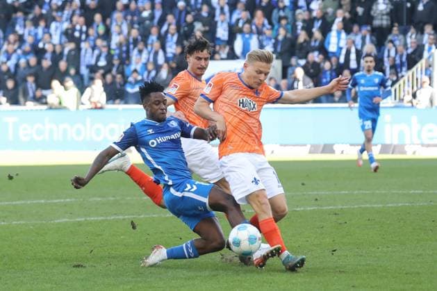 02 03 2025, xgox, Fußball 2 Bundesliga, 1 FC Magdeburg SV Darmstadt 98 emspor, v l Lubambo Musonda Magdeburg , Andreas Mueller Müller, Darmstadt, 16 Zweikampf, Duell, Kampf, tackle DFL DFB REGULATIONS PROHIBIT ANY USE OF PHOTOGRAPHS as IMAGE SEQUENCES and or QUASI VIDEO Magdeburg