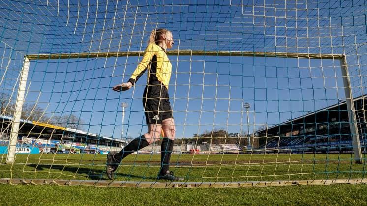 From left, assistant referee Hannah Mitera checking the goal net before the kick-off, back goal, back goal camera, back goal perspective, goal net, THE DFB REGULATIONS PROHIBIT ANY USE OF PHOTOGRAPHS AS IMAGE SEQUENCES AND OR QUASI VIDEO , 02 03 2025, Meppen Germany , Football, 2 Womens Bundesliga, SV Meppen SC Freiburg II xobx