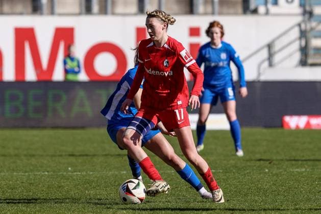 v li Weena Simmen SC Freiburg II, 17 on the ball, single image, full body, action, action, match scene, THE DFB REGULATIONS PROHIBIT ANY USE OF PHOTOGRAPHS AS IMAGE SEQUENCES AND OR QUASI VIDEO , 02 03 2025, Meppen Germany , Football, 2 Womens Bundesliga, SV Meppen SC Freiburg II xobx