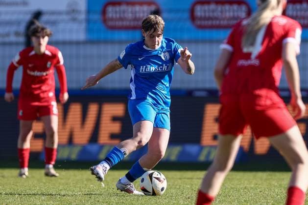 from left Lea Mauly SV Meppen, 19 on the ball, single image, full body, action, action, game scene, THE DFB REGULATIONS PROHIBIT ANY USE OF PHOTOGRAPHS AS IMAGE SEQUENCES AND OR QUASI VIDEO , 02 03 2025, Meppen Germany , Football, 2 Womens Bundesliga, SV Meppen SC Freiburg II xobx