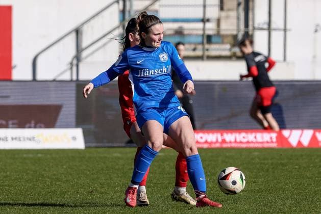 from left Ayleen Seyen SV Meppen, 13 on the ball, single image, full body, action, action, game scene, THE DFB REGULATIONS PROHIBIT ANY USE OF PHOTOGRAPHS AS IMAGE SEQUENCES AND OR QUASI VIDEO , 02 03 2025, Meppen Germany , Football, 2 Womens Bundesliga, SV Meppen SC Freiburg II xobx