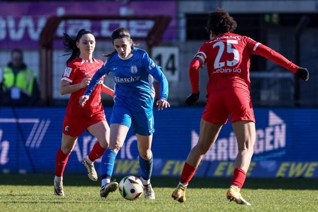 from left Michelle Blöchlinger SC Freiburg II, 2 , Marie Bleil SV Meppen, 7 and Victoria Ezebinyuo SC Freiburg II, 25 in duel, duel, dynamics, action, action scene, THE DFB REGULATIONS PROHIBIT ANY USE OF PHOTOGRAPHS AS IMAGE SEQUENCES AND OR QUASI VIDEO , 02 03 2025, Meppen Germany , Football, 2 Womens Bundesliga, SV Meppen SC Freiburg II xobx