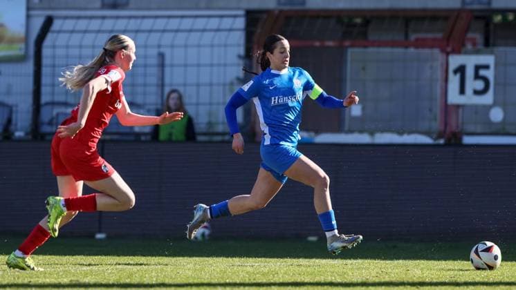 from left Mia Lena Maas SC Freiburg II, 4 and Selma Licina SV Meppen, 18 in running duel, duel, dynamics, action, action, game scene, THE DFB REGULATIONS PROHIBIT ANY USE OF PHOTOGRAPHS AS IMAGE SEQUENCES AND OR QUASI VIDEO , 02 03 2025, Meppen Germany , Football, 2 Womens Bundesliga, SV Meppen SC Freiburg II xobx