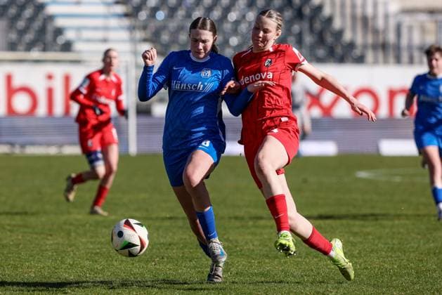 from left Laura Bröring SV Meppen, 6 and Mia Lena Maas SC Freiburg II, 4 in a duel, dynamic, action, action, game scene, THE DFB REGULATIONS PROHIBIT ANY USE OF PHOTOGRAPHS AS IMAGE SEQUENCES AND OR QUASI VIDEO , 02 03 2025, Meppen Germany , Football, 2 Womens Bundesliga, SV Meppen SC Freiburg II xobx