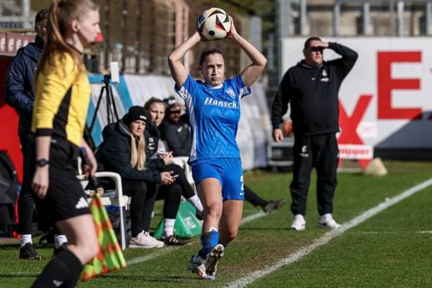 v li Jeske Steenwijk SV Meppen, 2 at throw-in, action, action, match scene, THE DFB DIRECTIVES PROHIBIT ANY USE OF PHOTOGRAPHS AS IMAGE SEQUENCES AND OR QUASI VIDEO, 02 03 2025, Meppen Germany , Soccer, 2 Women Bundesliga, SV Meppen SC Freiburg II xobx