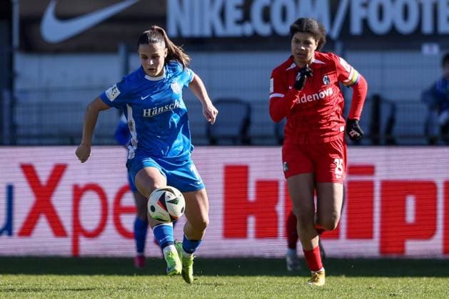 v li Sarah Preuß Preuss, SV Meppen, 11 on the ball, single image, full body, action, action, match scene, Victoria Ezebinyuo SC Freiburg II, 25 , THE DFB REGULATIONS PROHIBIT ANY USE OF PHOTOGRAPHS AS IMAGE SEQUENCES AND OR QUASI VIDEO , 02 03 2025, Meppen Germany , Football, 2 Womens Bundesliga, SV Meppen SC Freiburg II xobx