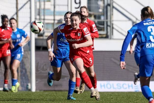 from left Leonie Lorenz SC Freiburg II, 5 on the ball, single image, full body, action, action, game scene, THE DFB REGULATIONS PROHIBIT ANY USE OF PHOTOGRAPHS AS IMAGE SEQUENCES AND OR QUASI VIDEO , 02 03 2025, Meppen Germany , Football, 2 Womens Bundesliga, SV Meppen SC Freiburg II xobx