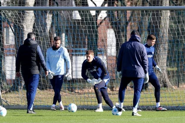 DEU, DFL, 2 FBL Hertha BSC, Training, 03 03 2025, Sportforum, Berlin, DEU, DFL, 2 FBL Hertha BSC, Training, im Bild Torwarte, Tjark Ernst Hertha BSC Berlin 1 , Marius Gersbeck Hertha BSC Berlin 35 , Tim Goller Hertha BSC Berlin 43 , Goalkeeping coach Andreas Menger Hertha BSC Berlin DFL regulations prohibit any use of Photographs as image sequences and or quasi video Foto Juergen Engler nordphoto GmbH nordphotoxGmbHx xEngler nph00076