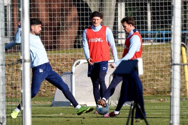 DEU, DFL, 2 FBL Hertha BSC, Training, 03 03 2025, Sportforum, Berlin, DEU, DFL, 2 FBL Hertha BSC, Training, im Bild hinterm Zaun im Kaefig, Andreas Bouchalakis Hertha BSC Berlin 5 , Fabian Reese Hertha BSC Berlin 11 , Pascal Klemens Hertha BSC Berlin 41 DFL regulations prohibit any use of Photographs as image sequences and or quasi video Foto Juergen Engler nordphoto GmbH nordphotoxGmbHx xEngler nph00076