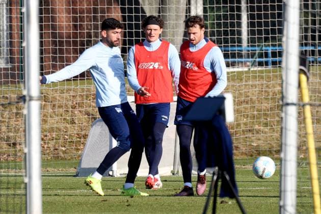 DEU, DFL, 2 FBL Hertha BSC, Training, 03 03 2025, Sportforum, Berlin, DEU, DFL, 2 FBL Hertha BSC, Training, im Bild hinterm Zaun im Kaefig, Andreas Bouchalakis Hertha BSC Berlin 5 , Fabian Reese Hertha BSC Berlin 11 , Pascal Klemens Hertha BSC Berlin 41 DFL regulations prohibit any use of Photographs as image sequences and or quasi video Foto Juergen Engler nordphoto GmbH nordphotoxGmbHx xEngler nph00076