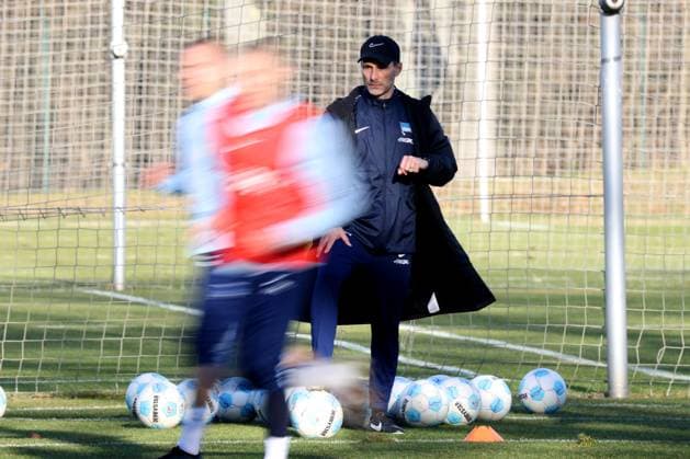 DEU, DFL, 2 FBL Hertha BSC, Training, 03 03 2025, Sportforum, Berlin, DEU, DFL, 2 FBL Hertha BSC, Training, im Bild Cheftrainer Stefan Leitl Hertha BSC Berlin , Spieler verwischt um den Trainer DFL regulations prohibit any use of Photographs as image sequences and or quasi video Foto Juergen Engler nordphoto GmbH nordphotoxGmbHx xEngler nph00076