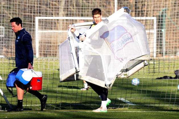 DEU, DFL, 2 FBL Hertha BSC, Training, 03 03 2025, Sportforum, Berlin, DEU, DFL, 2 FBL Hertha BSC, Training, im Bild Tim Goller Hertha BSC Berlin 43 , Kleintore auf den Schultern DFL regulations prohibit any use of Photographs as image sequences and or quasi video Foto Juergen Engler nordphoto GmbH nordphotoxGmbHx xEngler nph00076