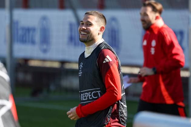 Raphael Guerreiro FC Bayern Muenchen, 22 laughing during training, good mood, GER, final training, FC Bayern Muenchen, football, UEFA Champions League, round of 16 first leg, 2024 2025 season, 04 03 2025, GER, final training, FC Bayern Muenchen, football, UEFA Champions League, round of 16 first leg, 2024 2025 season, 04 03 2025 Muenchen Copyright: xEibner-Pressefoto JennixMaulx EP_JML