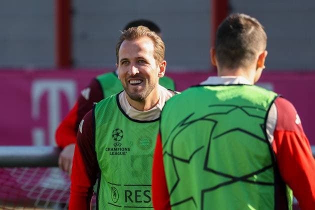 Harry Kane FC Bayern Muenchen, 09 laughing during training, good mood, with Joao Palhinha FC Bayern Muenchen, 16 , GER, Final training, FC Bayern Muenchen, Football, UEFA Champions League, Round of 16 first leg, 2024 2025 season, 04 03 2025, GER, Final training, FC Bayern Muenchen, Football, UEFA Champions League, Round of 16 first leg, 2024 2025 season, 04 03 2025 Muenchen Copyright: xEibner-Pressefoto JennixMaulx EP_JML