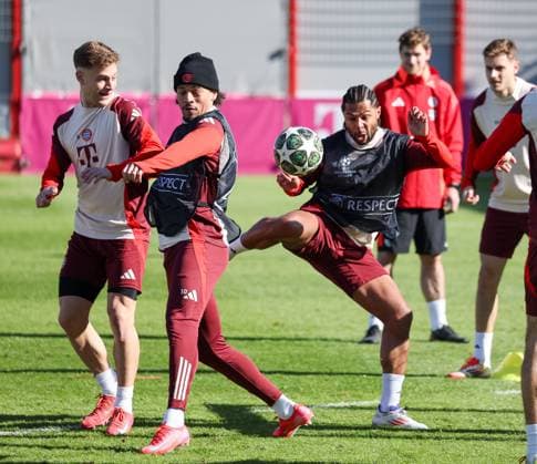 Joshua Kimmich FC Bayern Muenchen, 06 with Leroy Sane FC Bayern Muenchen, 10 and Serge Gnabry FC Bayern Muenchen, 07 at training, GER, Final training, FC Bayern Muenchen, Football, UEFA Champions League, Round of 16 first leg, 2024 2025 season, 04 03 2025, GER, Final training, FC Bayern Muenchen, Football, UEFA Champions League, Round of 16 first leg, 2024 2025 season, 04 03 2025 Muenchen Copyright: xEibner-Pressefoto JennixMaulx EP_JML
