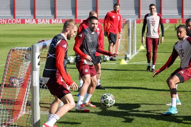 The FC Bayern Muenchen team at training, Konrad Laimer FC Bayern Muenchen, 27 with Raphael Guerreiro FC Bayern Muenchen, 22 and Michael Olise FC Bayern Muenchen, 17 with Jamal Musiala FC Bayern Muenchen, 42 , GER, Final training, FC Bayern Muenchen, Football, UEFA Champions League, Round of 16 first leg, 2024 2025 season, 04 03 2025, GER, Final training, FC Bayern Muenchen, Football, UEFA Champions League, Round of 16 first leg, 2024 2025 season, 04 03 2025 Muenchen Copyright: xEibner-Pressefoto JennixMaulx EP_JML