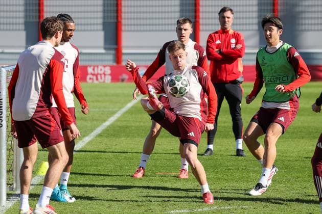The FC Bayern Muenchen team at training, Joshua Kimmich FC Bayern Muenchen, 06 with ball, with Hiroki Ito FC Bayern Muenchen, 21 and Thomas Mueller FC Bayern Muenchen, 25 , with Gabriel Vidovic FC Bayern Muenchen, 24 and Michael Olise FC Bayern Muenchen, 17 , GER, Final training, FC Bayern Kingsley Coman FC Bayern Muenchen, 11 and Football, UEFA Champions League, Round of 16 first leg, 2024 2025 season, 04 03 2025, GER, Final training, FC Bayern Muenchen, Football, UEFA Champions League, Round of 16 first leg, 2024 2025 season, 04 03 2025 Muenchen Copyright: xEibner-Pressefoto JennixMaulx EP_JML