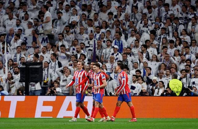 Julian Ãlvarez of Atletico Madrid celebrates scoring a goal after making it 1-1 Real Madrid v Atletico Madrid , UEFA Champions League, Round of 16, First Leg, Football, Santiago Bernabeu, Madrid, Spain - 04 Mar 2025 EDITORIAL USE ONLY No use with unauthorised audio, video, data, fixture lists, club league logos or live services. Online in-match use limited to 120 images, no video emulation. No use in betting, games or single club league player publications. Copyright: xRubenxAlbarran Shutterstockx 15178301bi
