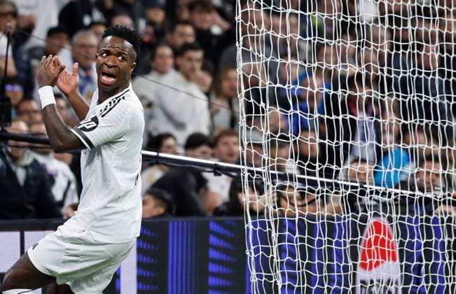 Vinicius Junior of Real Madrid reacts Real Madrid v Atletico Madrid , UEFA Champions League, Round of 16, First Leg, Football, Santiago Bernabeu, Madrid, Spain - 04 Mar 2025 EDITORIAL USE ONLY No use with unauthorised audio, video, data, fixture lists, club league logos or live services. Online in-match use limited to 120 images, no video emulation. No use in betting, games or single club league player publications. Copyright: xRubenxAlbarran Shutterstockx 15178301cd