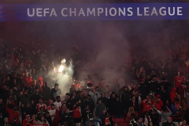 Portugal, Estadio do SL Benfica Lisbon 05 March 2025 Uefa Champions League phase 2024 25 Round of 16 S L Benfica FC Barcelona v l , S L Benfica fans Pyrotechnics, pyro, smoke, fire, rioting, bengalos, smoke bombs, pirotecnica, fumo, fuoco, sparklers Copyright: JoaquimxFerreira