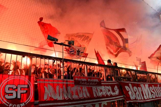 Bengalos, pyrotechnics, pyro, fireworks, Suedkurve FCB FC Bayern Fanblock, fans, Fankurve, flags, flags, mood, atmospheric FC Bayern Muenchen FCB vs Bayer 04 Leverkusen B04 Round of 16 first leg 05 03 2025 DFL REGULATIONS PROHIBIT ANY USE OF PHOTOGRAPHS AS IMAGE SEQUENCES AND OR QUASI VIDEO FC Bayern Muenchen FCB vs Bayer 04 Leverkusen B04