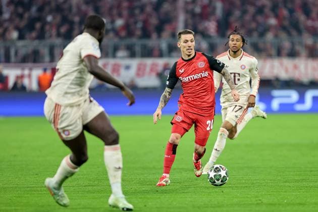 Alejandro Grimaldo Bayer 04 Leverkusen, 20 with ball, with Dayot Upamecano FC Bayern Muenchen, 02 and Michael Olise FC Bayern Muenchen, 17 , GER, FC Bayern Muenchen vs Bayer 04 Leverkusen, Football, UEFA Champions League, Round of 16, First leg, 2024 2025 season, 05 03 2025, GER, FC Bayern Muenchen vs Bayer 04 Leverkusen, Football, UEFA Champions League, Round of 16, First leg, 2024 2025 season, 05 03 2025 Muenchen Copyright: xEibner-Pressefoto JennixMaulx EP_JML
