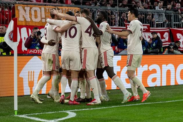 Bayern celebrate with Harry Kane FC Bayern Muenchen, 9 his goal from a penalty kick to make it 3-0 GER, FC Bayern Muenchen vs Bayer 04 Leverkusen, Football, Champions League, Round of 16, First leg, 2024 2025 season, 05 03 DFL DFB REGULATIONS PROHIBIT ANY USE OF PHOTOGRAPHS as IMAGE SEQUENCES and or QUASI VIDEO GER, FC Bayern Muenchen vs Bayer 04 Leverkusen, Football, Champions League, Round of 16, First leg, Season 2024 2025, 05 03 Muenchen Copyright: xEibner-Pressefoto HeikexFeinerx EP_HFR