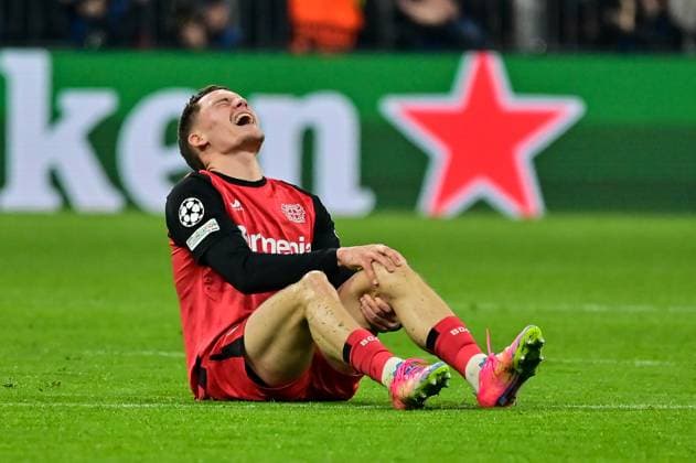 GER, Bayern, Muenchen, Fußball, FC Bayern Muenchen Bayer 04 Leverkusen, in der Allianz Arena, Muenchen, Champions League, Achtelfinale, 05 03 25, v l Florian Wirtz Bayern 04 Leverkusen, 10 , verletzt am Boden, Schmerzen, Foul DFL DFB regulations prohibit any use of photographs as image sequences and or quasi video, Copyright: HMB-Media MichaelxNibel