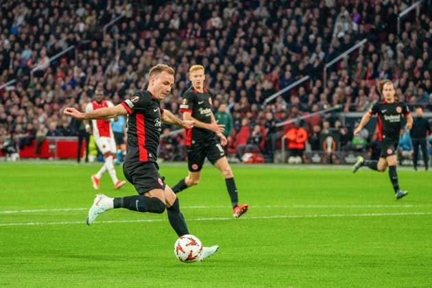 Schuss von Mario Goetze (Eintracht Frankfurt, 27) Ajax Amsterdam vs. Eintracht Frankfurt, Fussball, UEFA Europa League, Achtelfinale, Saison 2024 2025, 06.03.2025 Ajax Amsterdam vs. Eintracht Frankfurt, Fussball, UEFA Europa League, Achtelfinale, Saison 2024 2025, 06.03.2025 Amsterdam Copyright: xEibner-Pressefoto JustinxDerondex EP_JDU