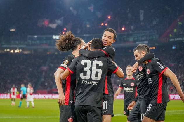 Football UEFA Europa League 2024 2025, round of 16 Ajax Amsterdam vs Eintracht Frankfurt Johan Cruijff ArenA Amsterdam, Netherlands Goal and goal celebration to take a 1 2 lead by Ellyes Skhiri Eintracht Frankfurt, 15 , Cheers and joy with Jean Matteo Bahoya Eintracht Frankfurt, 19 and Tuta Eintracht Frankfurt, 35 , Hugo Ekitikà Hugo Ekitike Eintracht Frankfurt, 11 and Ansgar Knauff Eintracht Frankfurt, 36 Emotions, gestures Copyright: xJOERANxSTEINSIEKx
