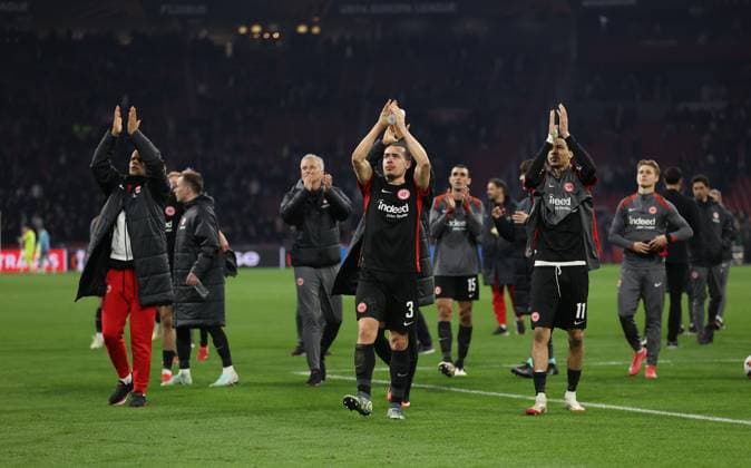 06 03 2025, Football UEFA Europa League, AFC Ajax Amsterdam Eintracht Frankfurt, emonline, emspor, v l , Timothy Chandler Eintracht Frankfurt , Arthur Theate Eintracht Frankfurt , Hugo Ekitike Eintracht Frankfurt thanks the fans, thank, thanks, team after the match, after the match, thanks the fans, applauds the fans DFL DFB REGULATIONS PROHIBIT ANY USE OF PHOTOGRAPHS AS IMAGE SEQUENCES AND OR QUASI VIDEO xdcx Copyright: HMBxMedia Claus