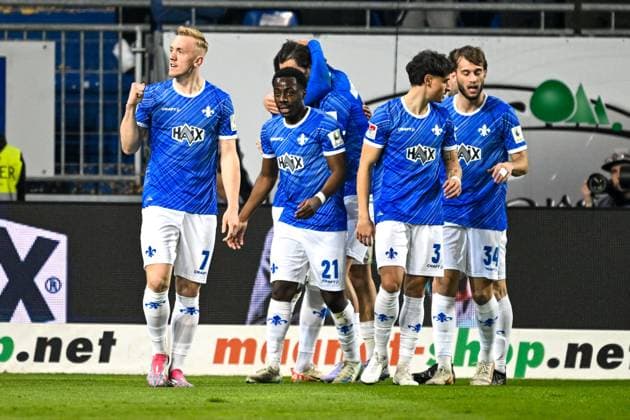 Isac Lidberg SV Darmstadt 98, 07 and team celebrate the goal for 1 0 GER, SV Darmstadt 98 vs Karlsruher SC, Football, 25 Matchday, Season 2024 2025, 07 03 2025 DFL REGULATIONS PROHIBIT ANY USE OF PHOTOGRAPHS as IMAGE SEQUENCES and or QUASI VIDEO GER, SV Darmstadt 98 vs Karlsruher SC, Football, 25 Matchday, Season 2024 2025, 07 03 2025 Darmsatdt Copyright: xEibner-Pressefoto FlorianxWieganx EP_FWD