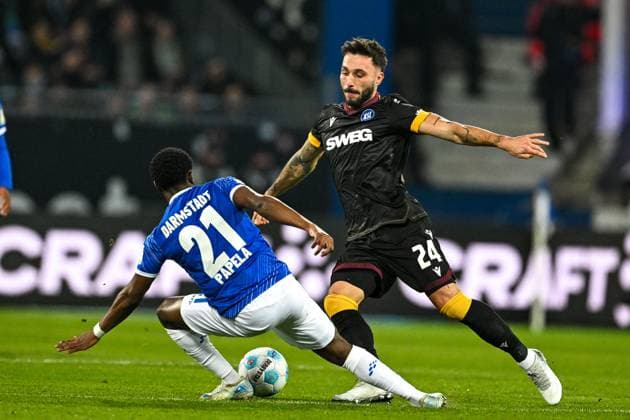 Fabian Schleusener Karlsruher SC, 24 in duel with Merveille Papela SV Darmstadt 98, 21 , GER, SV Darmstadt 98 vs Karlsruher SC, Football, Matchday 25, Season 2024 2025, 07 03 2025 DFL REGULATIONS PROHIBIT ANY USE OF PHOTOGRAPHS as IMAGE SEQUENCES and or QUASI VIDEO GER, SV Darmstadt 98 vs Karlsruher SC, Football, Matchday 25, Season 2024 2025, 07 03 2025 Darmsatdt Copyright: xEibner-Pressefoto FlorianxWieganx EP_FWD