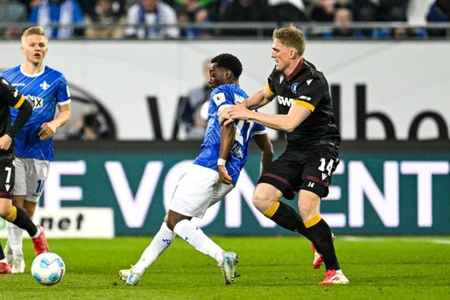 Merveille Papela SV Darmstadt 98, 21 in duel with Mikkel Kaufmann Karlsruher SC, 14 , GER, SV Darmstadt 98 vs Karlsruher SC, Football, 25 Matchday, Season 2024 2025, 07 03 2025 DFL REGULATIONS PROHIBIT ANY USE OF PHOTOGRAPHS as IMAGE SEQUENCES and or QUASI VIDEO GER, SV Darmstadt 98 vs Karlsruher SC, Football, 25 Matchday, Season 2024 2025, 07 03 2025 Darmsatdt Copyright: xEibner-Pressefoto FlorianxWieganx EP_FWD