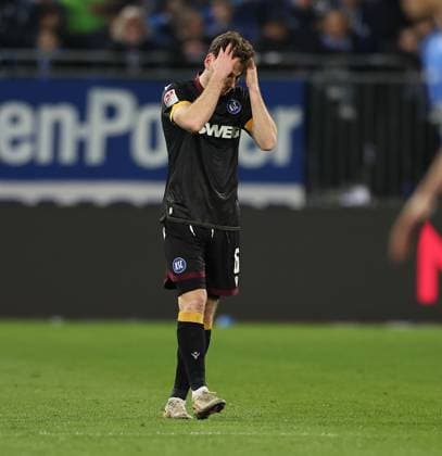 07 03 2025, xdcx, Soccer 2 Bundesliga, SV Darmstadt 98 Karlsruher SC, emonline, emspor, despor, v l , Leon Jensen Karlsruher SC enttaeuscht, enttaeuscht schauend, dissapointed, traurig, frustiert, frustiert, gefrustet DFL DFB REGULATIONS PROHIBIT ANY USE OF PHOTOGRAPHS AS IMAGE SEQUENCES AND OR QUASI VIDEO Copyright: HMBxMedia Claus