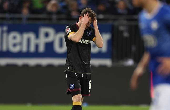 07 03 2025, xdcx, Soccer 2 Bundesliga, SV Darmstadt 98 Karlsruher SC, emonline, emspor, despor, v l , Leon Jensen Karlsruher SC enttaeuscht, enttaeuscht schauend, dissapointed, traurig, frustiert, frustiert, gefrustet DFL DFB REGULATIONS PROHIBIT ANY USE OF PHOTOGRAPHS AS IMAGE SEQUENCES AND OR QUASI VIDEO Copyright: HMBxMedia Claus