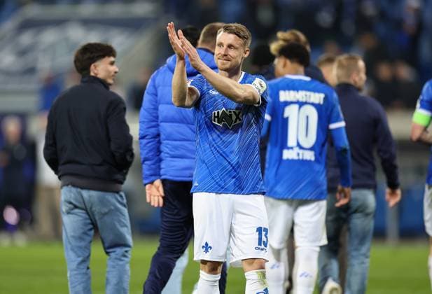 07 03 2025, xdcx, Soccer 2 Bundesliga, SV Darmstadt 98 Karlsruher SC, emonline, emspor, despor, v l , Marco Thiede SV Darmstadt 98 thanks the fans, thanks, thanks, team after the match, after the match, thanks the fans, applauds the fans DFL DFB REGULATIONS PROHIBIT ANY USE OF PHOTOGRAPHS AS IMAGE SEQUENCES AND OR QUASI VIDEO Copyright: HMBxMedia Claus