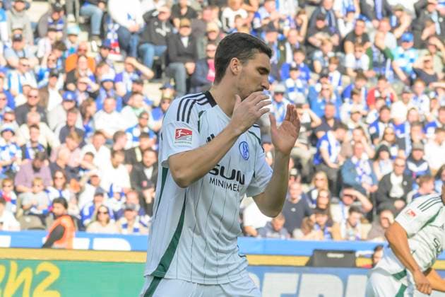 GER, Berlin, Soccer, Hertha BSC vs FC Schalke 04, DFB, Bundesliga, Season 2024 2025, in the picture from left Marcin Kaminski FC Schalke 04, 35 , sad, depressed, angry, DFB DFL REGULATIONS PROHIBIT ANY USE OF PHOTOGRAPHS AS IMAGE SEQUENCES AND OR QUASI VIDEO, 08 03 2025 Copyright: HMBxMedia UwexKoch