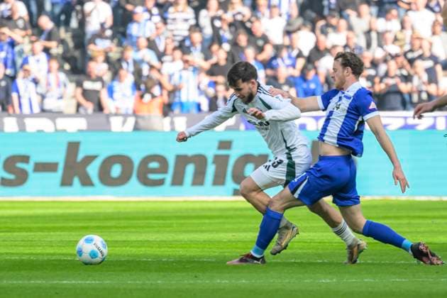 GER, Berlin, Soccer, Hertha BSC vs FC Schalke 04, DFB, Bundesliga, Season 2024 2025, in the picture from l Mehmet Aydın FC Schalke 04, 23 , Pascal Klemens Hertha BSC, 41 ,duel, action, fight, fights for the ball, DFB DFL REGULATIONS PROHIBIT ANY USE OF PHOTOGRAPHS AS IMAGE SEQUENCES AND OR QUASI VIDEO, 08 03 2025 Copyright: HMBxMedia UwexKoch