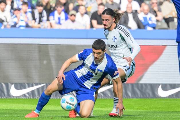 GER, Berlin, Football, Hertha BSC vs FC Schalke 04, DFB, Bundesliga, Season 2024 2025, in the picture from l Ibrahim Maza Hertha BSC, 10 , Taylan Bulut FC Schalke 04, 31 , duel, action, fight, fights for the ball, DFB DFL REGULATIONS PROHIBIT ANY USE OF PHOTOGRAPHS AS IMAGE SEQUENCES AND OR QUASI VIDEO, 08 03 2025 Copyright: HMBxMedia UwexKoch