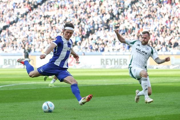 08 03 2025, xtgx, Soccer 2 Bundesliga, Hertha BSC Berlin FC Schalke 04 emspor, v l Fabian Reese Hertha, 11 , Tomas Kalas Schalke, 26 shoots the ball on goal, goal shot, shot duel, duel, fight, tackle DFL DFB REGULATIONS PROHIBIT ANY USE OF PHOTOGRAPHS as IMAGE SEQUENCES and or QUASI VIDEO Berlin