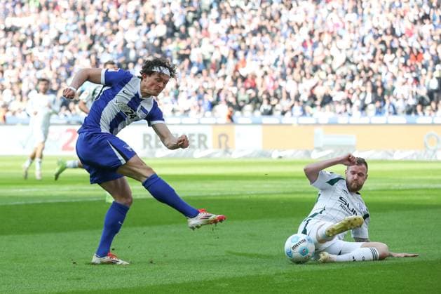 08 03 2025, xtgx, Soccer 2 Bundesliga, Hertha BSC Berlin FC Schalke 04 emspor, v l Fabian Reese Hertha, 11 , Tomas Kalas Schalke, 26 shoots the ball on goal, goal shot, shot duel, duel, fight, tackle DFL DFB REGULATIONS PROHIBIT ANY USE OF PHOTOGRAPHS as IMAGE SEQUENCES and or QUASI VIDEO Berlin