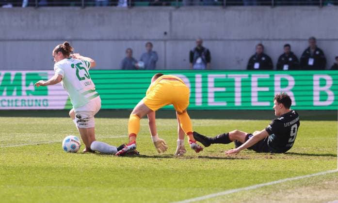Fürth, 08 03 2025, Sportpark Ronhof, Soccer, 2 Bundesliga, 25 Matchday , SpVgg Greuther Fürth vs 1 FC Magdeburg , Pictured from left Noah Loosli 25, Fuerth , Goalkeeper Lennart Grill 31, Fuerth , Martijn Kaars 9, Magdeburg , For editorial use only Only editorial use , DFB DFL regulations prohibit any use of photographs as image sequences and or quasi video , Picture Point