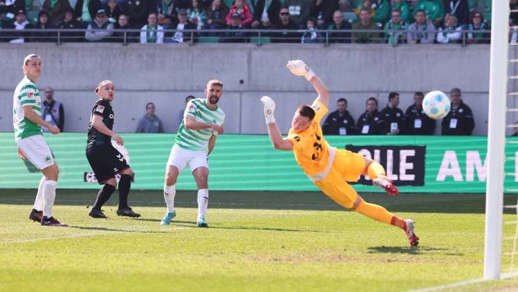 Fürth, 08 03 2025, Sportpark Ronhof, Soccer, 2 Bundesliga, Matchday 25 , SpVgg Greuther Fürth vs 1 FC Magdeburg , In the picture Goal for Magdeburg Baris Atik 23, Magdeburg scores to 1 1 Noah Loosli 25, Fuerth , Baris Atik 23, Magdeburg , Simon Asta 2, Fuerth , Goalkeeper Lennart Grill 31, Fuerth , For editorial use only Only editorial use , DFB DFL regulations prohibit any use of photographs as image sequences and or quasi video , Picture Point