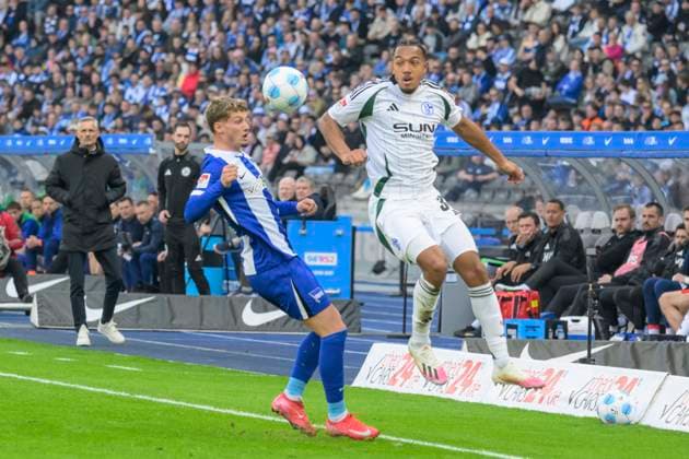 GER, Berlin, Soccer, Hertha BSC vs FC Schalke 04, DFB, Bundesliga, Season 2024 2025, in the picture from l Michael Cuisance Hertha BSC, 27 , Anton Donkor FC Schalke 04, 30 , duel, action, fight, fights for the ball, DFB DFL REGULATIONS PROHIBIT ANY USE OF PHOTOGRAPHS AS IMAGE SEQUENCES AND OR QUASI VIDEO, 08 03 2025 Copyright: HMBxMedia UwexKoch