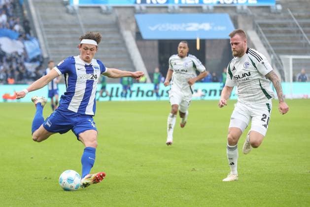 08 03 2025, xtgx, Football 2 Bundesliga, Hertha BSC Berlin FC Schalke 04 emspor, v l Fabian Reese Hertha, 11 , Tomas Kalas Schalke, 26 duel, duel, fight, tackle DFL DFB REGULATIONS PROHIBIT ANY USE OF PHOTOGRAPHS as IMAGE SEQUENCES and or QUASI VIDEO Berlin
