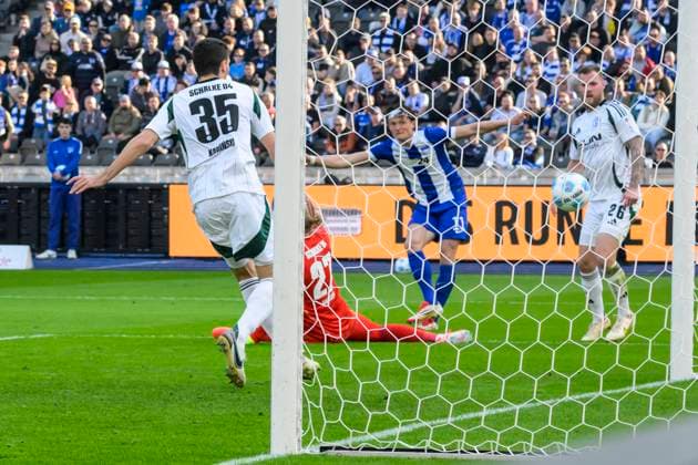 GER, Berlin, Football, Hertha BSC vs FC Schalke 04, DFB, Bundesliga, Season 2024 2025, in the picture from l Marcin Kaminski FC Schalke 04, 35 , Loris Karius FC Schalke 04, 27 , Fabian Reese Hertha BSC, 11 , Goal, Goalscorer equalizer 1 1, DFB DFL REGULATIONS PROHIBIT ANY USE OF PHOTOGRAPHS AS IMAGE SEQUENCES AND OR QUASI VIDEO, 08 03 2025 Copyright: HMBxMedia UwexKoch