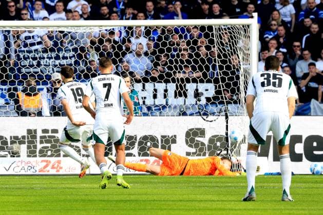 DEU, DFL, 2 FBL, Hertha BSC vs Schalke 04, 08 03 2025, Berliner Olympiastadion, Berlin, DEU, DFL, 2 FBL, Hertha BSC vs Schalke 04, im Bild 11m zum 1 2 durch Kenan Karaman Schalke 04 19 , Tjark Ernst Hertha BSC Berlin 1 DFL regulations prohibit any use of Photographs as image sequences and or quasi video Foto Juergen Engler nordphoto GmbH nordphotoxGmbHx xEngler nph00076