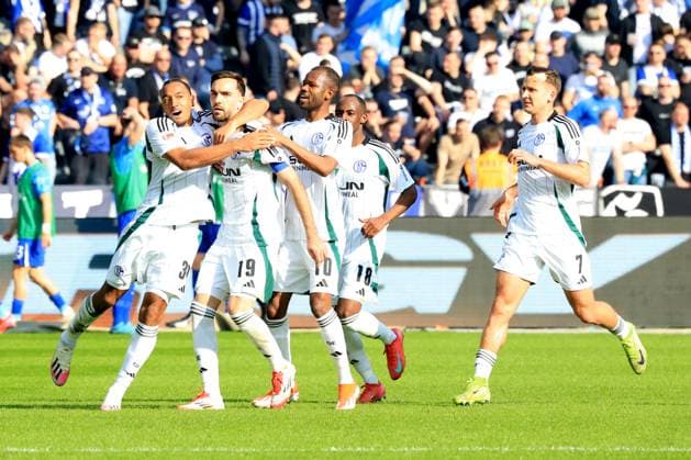 DEU, DFL, 2 FBL, Hertha BSC vs Schalke 04, 08 03 2025, Berliner Olympiastadion, Berlin, DEU, DFL, 2 FBL, Hertha BSC vs Schalke 04, im Bild 11m zum 1 2 durch Kenan Karaman Schalke 04 19 , Schalker Spielerkreis DFL regulations prohibit any use of Photographs as image sequences and or quasi video Foto Juergen Engler nordphoto GmbH nordphotoxGmbHx xEngler nph00076