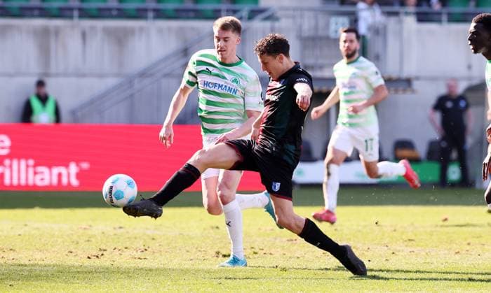Fürth, 08 03 2025, Sportpark Ronhof, Fußball, 2 Bundesliga, 25 Spieltag , SpVgg Greuther Fürth vs 1 FC Magdeburg , Im Bild Torchance für Magdeburg Martijn Kaars 9, Magdeburg vor Luca Itter 27, Fuerth , Nur zur redaktionellen Nutzung Only editorial use , DFB DFL regulations prohibit any use of photographs as image sequences and or quasi video , Picture Point